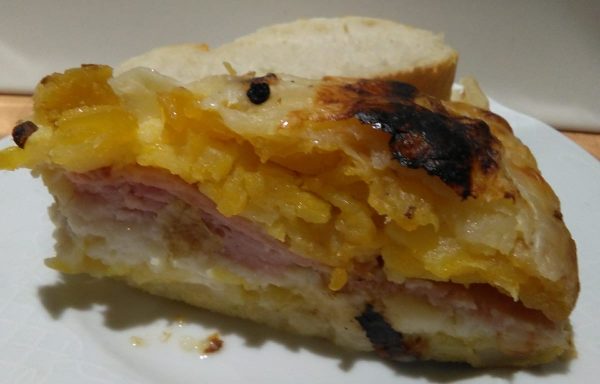 Tortilla de patata rellena de jamón y queso