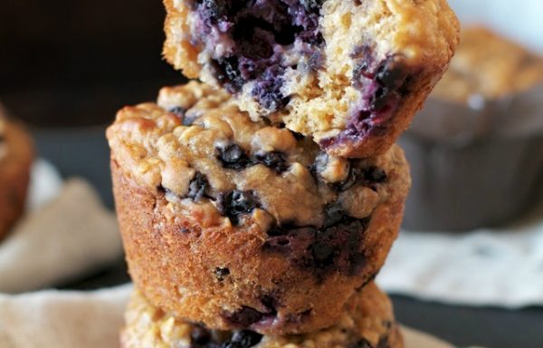 Muffin relleno de crema de yogur griego y trozos de arándanos