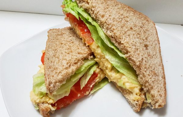 Sandwich vegetal con lechuga,zanahoria,tomate y mayonesa