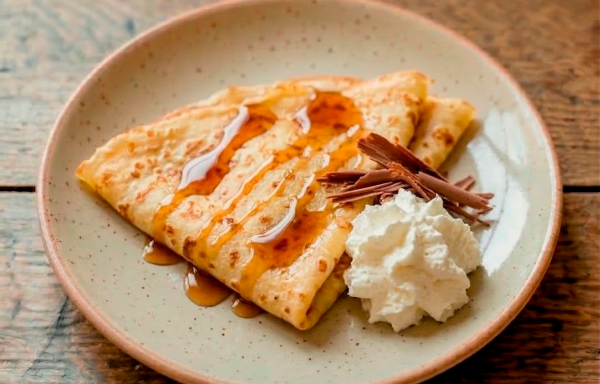Crepe con sirope y nata