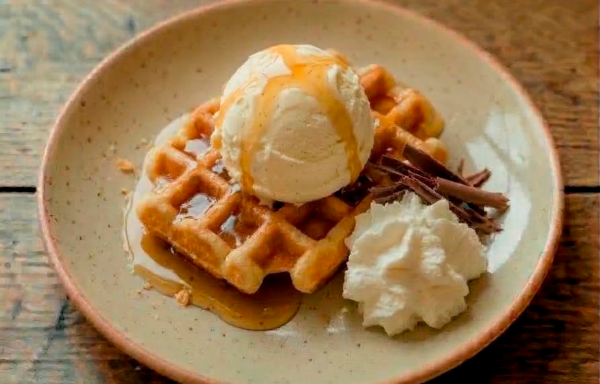 Gofre con sirope, nata y helado