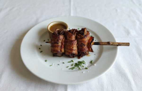 Piruleta de beicon con cebolla caramelizada