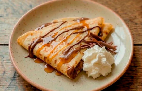 Crepe relleno de Nutella con sirope y nata