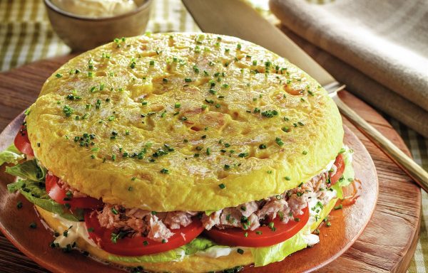 Tortilla rellena de atún con tomate
