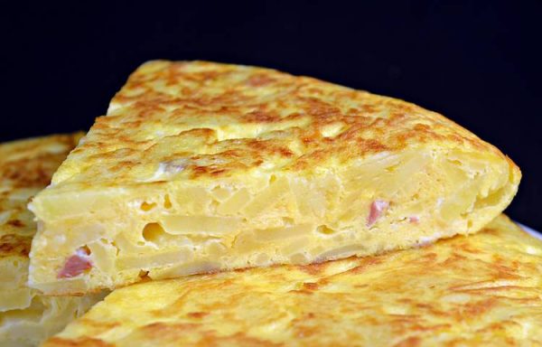Tortilla rellena de beicon con queso