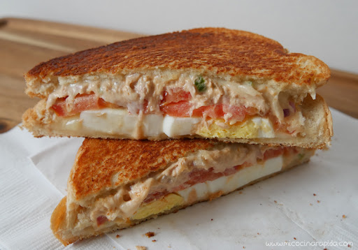 Sandwich de atun y tomate